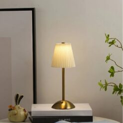 Lampe de table LED métal abat-jour plissé